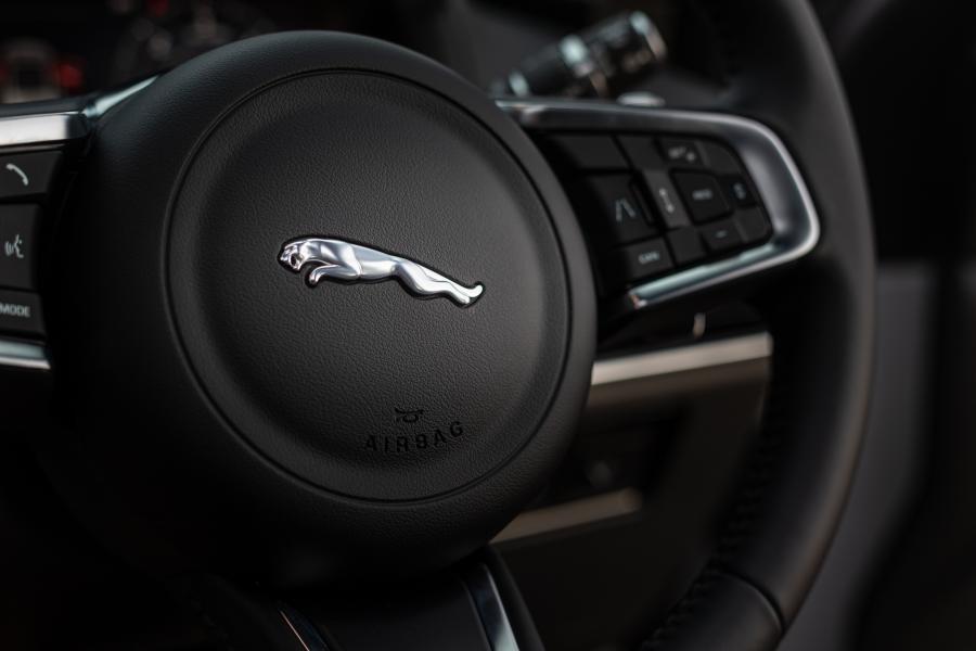 Детали интерьера Jaguar F-Pace 25d AWD Chequered Flag 2020 года  (ZA) (фото 26 из 37)